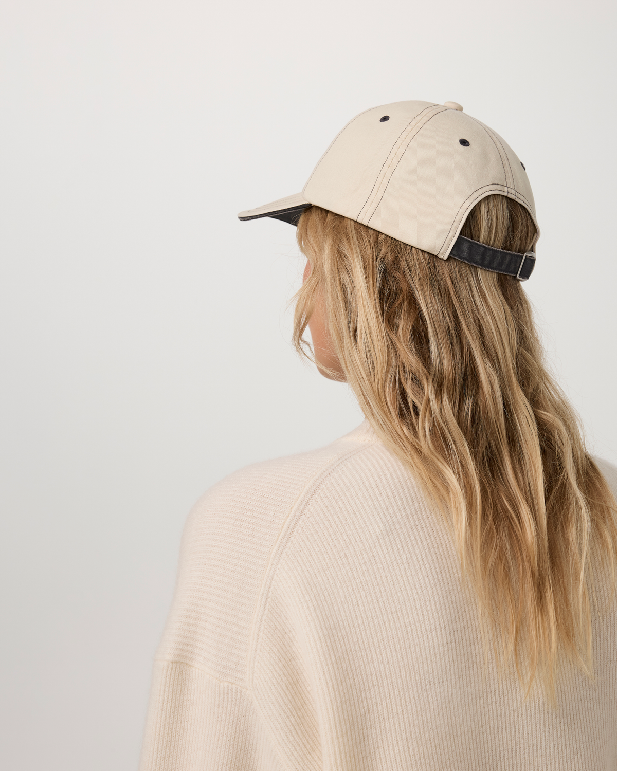 Contrast Stitch Hat - US 1716